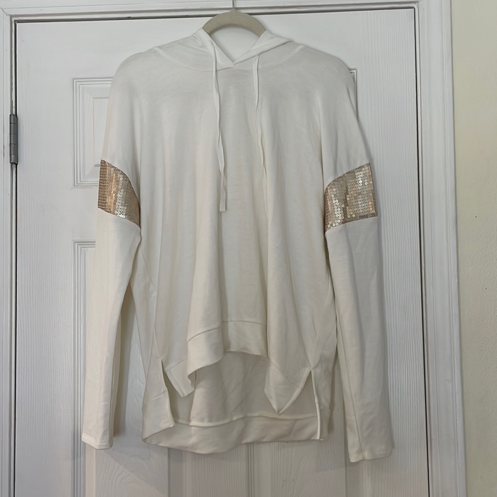 This top is super cute and stylish!It is a size large and has never been worn!